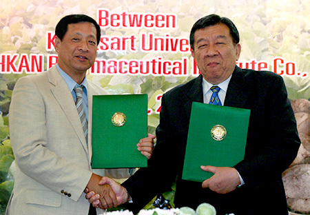 タイ国立カセサート大学 学長（右）、当社 取締役社長 呉（左）